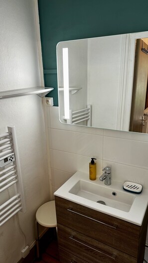 Douche, sèche-cheveux, shampoing