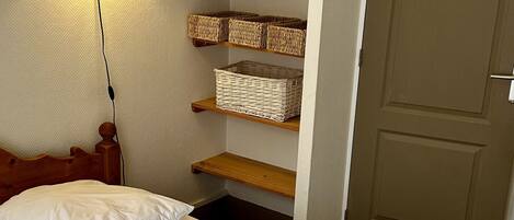 1 slaapkamer, een strijkplank/strijkijzer, reisbedje, gratis wifi