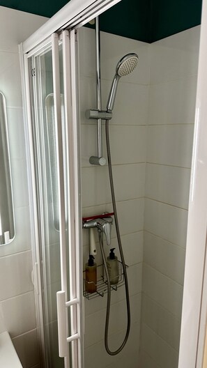 Dusche, Haartrockner, Handtücher, Shampoo