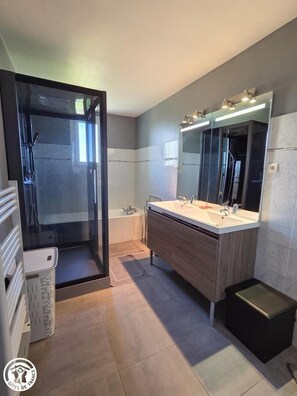 Unclassified image, 4 of 24, button