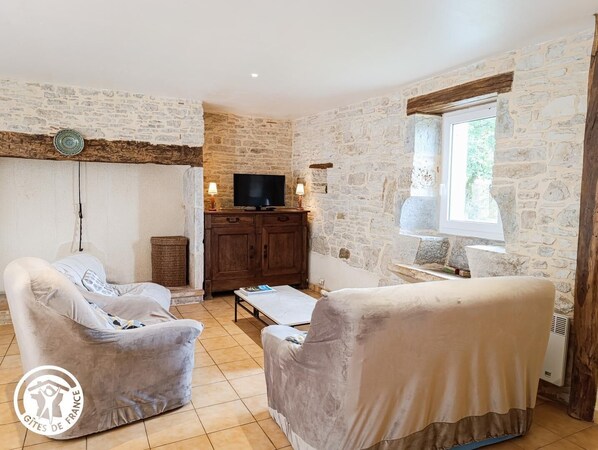 TV - AT THE HEART OF TOURIST ATTRACTIONS (MONTAMEL)