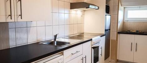 Een koelkast, een microgolfoven, een oven, een vaatwasser