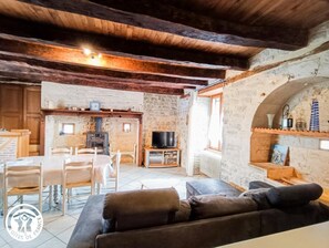 Fernseher, Kamin, DVD-Player