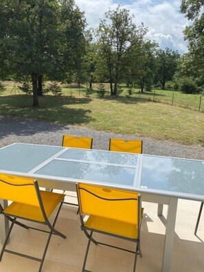 Outdoor dining - Gîtes de France® - Gîte du Causse (GRAMAT)
