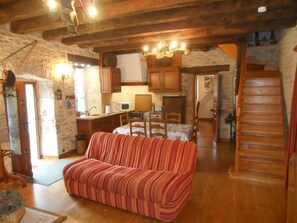 TV, fireplace - Gîtes de France® - Louchapt self-catering cottage (MARTEL)