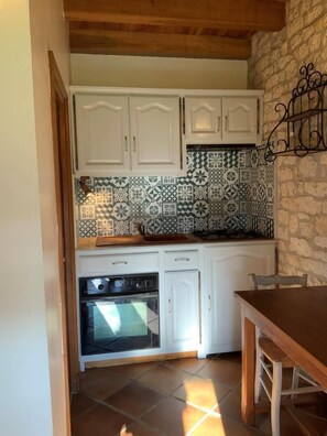 Frigorífico, microondas, horno y lavavajillas