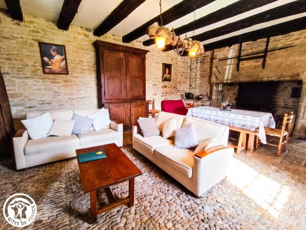 Televisión y chimenea 