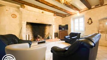 Télévision, cheminée