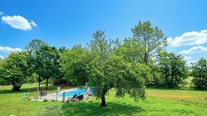 A backyard with a swimming pool, surrounded by trees and a grassy lawn. - Coumbel - Villeseque (VILLESEQUE)