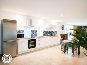 Een microgolfoven, een vaatwasser