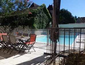 Outdoor dining - Gîtes de France® - La Caze (ALVIGNAC LES EAUX)