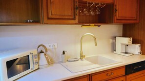 Fridge, microwave, dishwasher - Gîtes de France® - Le Petit Mas de Montvalent (MONTVALENT)