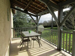Outdoor dining - Gîte du Brugayrou - LEOBARD (LEOBARD)
