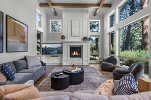 Smart TV, chimenea