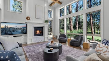 Una Smart TV, una chimenea