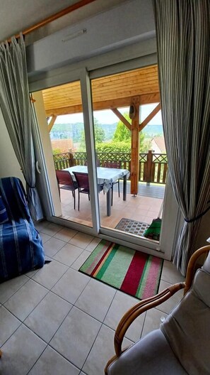 Fernseher, DVD-Player, Stereoanlage