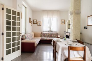 Apartment, Gartenblick | Wohnbereich | 35-Zoll-Flachbildfernseher mit Digitalempfang