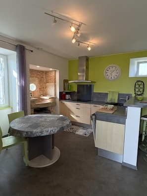 Fridge, microwave, oven, dishwasher - Gîtes de France® - La Clé des Champs (LOUPIAC)