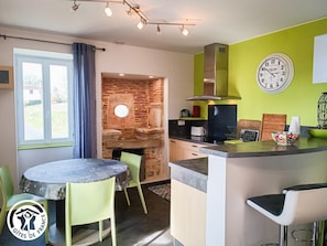 Kylskåp, mikrovågsugn, ugn och diskmaskin