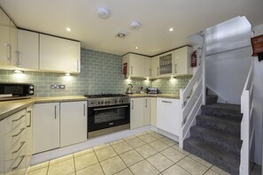 House | 3 bedrooms - Myrtle Cottage With Free Parking By My Getaways (Hove)
