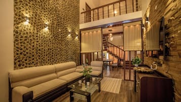 Villa, 3 Schlafzimmer | Wohnbereich | 35-Zoll-LED-Fernseher mit Satellitenempfang