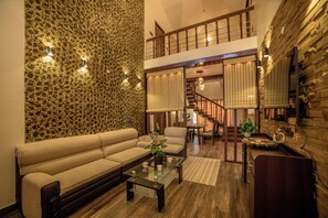 Villa, 3 slaapkamers | Woonruimte | Een 35-inch ledtelevisie met satellietzenders