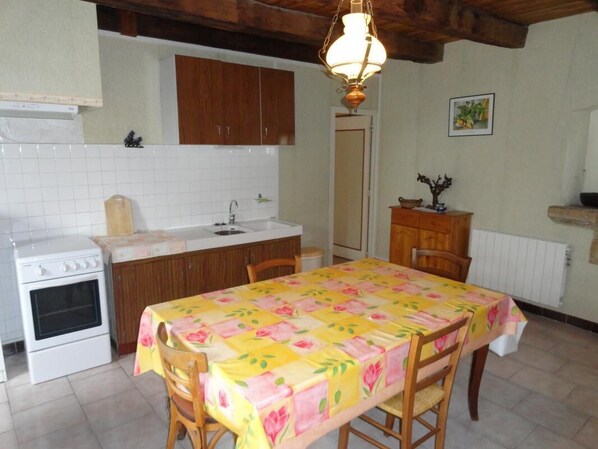 Kjøleskap og mikrobølgeovn