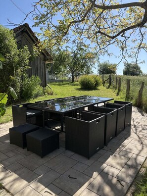 Outdoor dining - Gîtes de France® - La Vue Ombragée (VIAZAC)