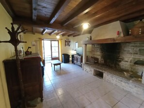 Een televisie en een open haard