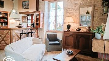 Een televisie en een open haard