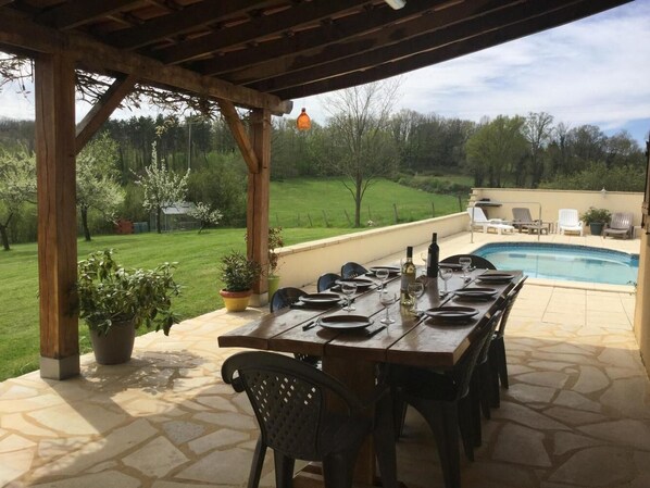 屋外ダイニングエリア