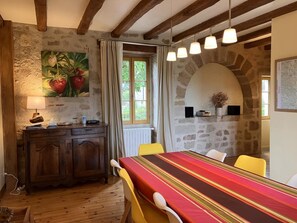 Dining - Le Clos Saint Saturnin 4 persons (LE BOURG)