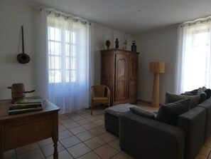 TV - Gîtes de France® - Gite d'Anthelme (BRENGUES)