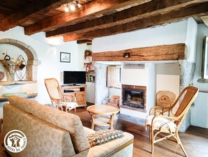 TV, fireplace - Gîte du Ratier - PADIRAC (PADIRAC)
