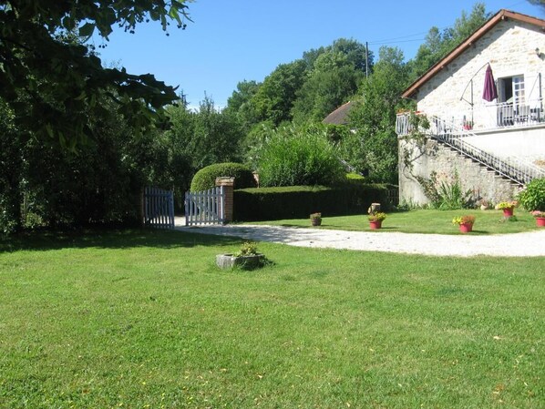 Property grounds - Gite de la Rivière Basse (MONTBRUN)