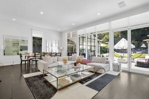 TV connectée, cheminée, livres, espaces bureaux