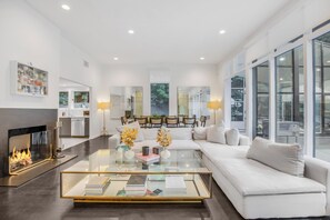 TV connectée, cheminée, livres, espaces bureaux