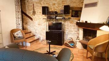 Télévision, cheminée