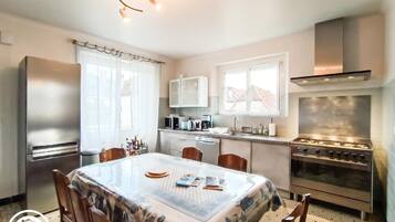 Réfrigérateur, micro-ondes, four, lave-vaisselle