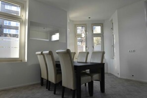 Comfort-lejlighed - 3 soveværelser | Privat køkken | Køleskab, mikrobølgeovn, ovn, kogeplade