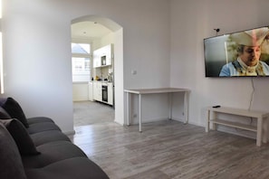Comfort Condo, 3 Bedrooms | Living area