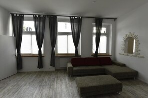 Comfort-lejlighed - 3 soveværelser | Gadeudsigt