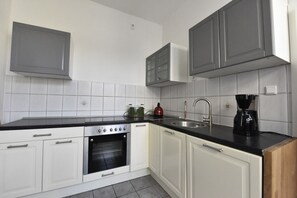 Condo Confort, 1 cama King size | Cocina privada | Refrigerador, microondas, horno y parrilla de estufa