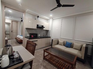 Premium-Studiosuite, Balkon, Stadtblick | Wohnbereich
