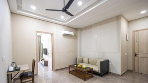 Una sala de estar moderna con un sofá, una mesa de centro y un comedor con una silla y una mesa.