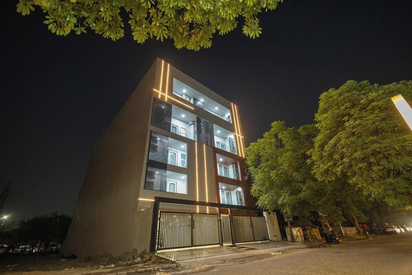Fassade der Unterkunft – Abend/Nacht