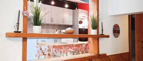 Een koelkast, een microgolfoven, een oven, een vaatwasser