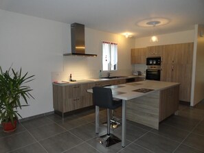 Geladeira, micro-ondas, fogão, lava-louças