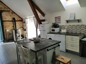 Een koelkast, een microgolfoven, een vaatwasser