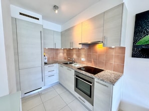 Appartement familial, 1 chambre (Melide Lake View) | Cuisine privée | Réfrigérateur, four à micro-ondes, un four, surface de cuisson